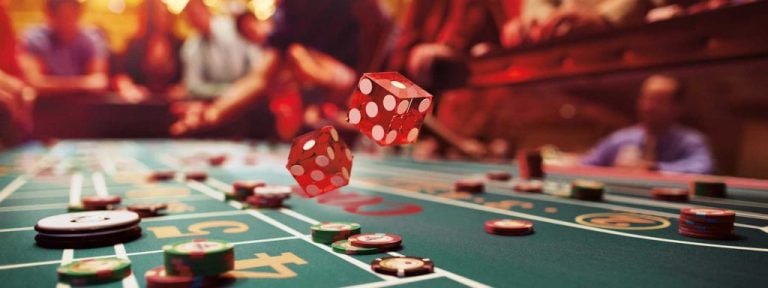 Người chơi truy cập casino trực tuyến alo789 trên điện thoại di động